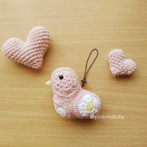 A pink little bird with crochet hearts by @pinkmalulu